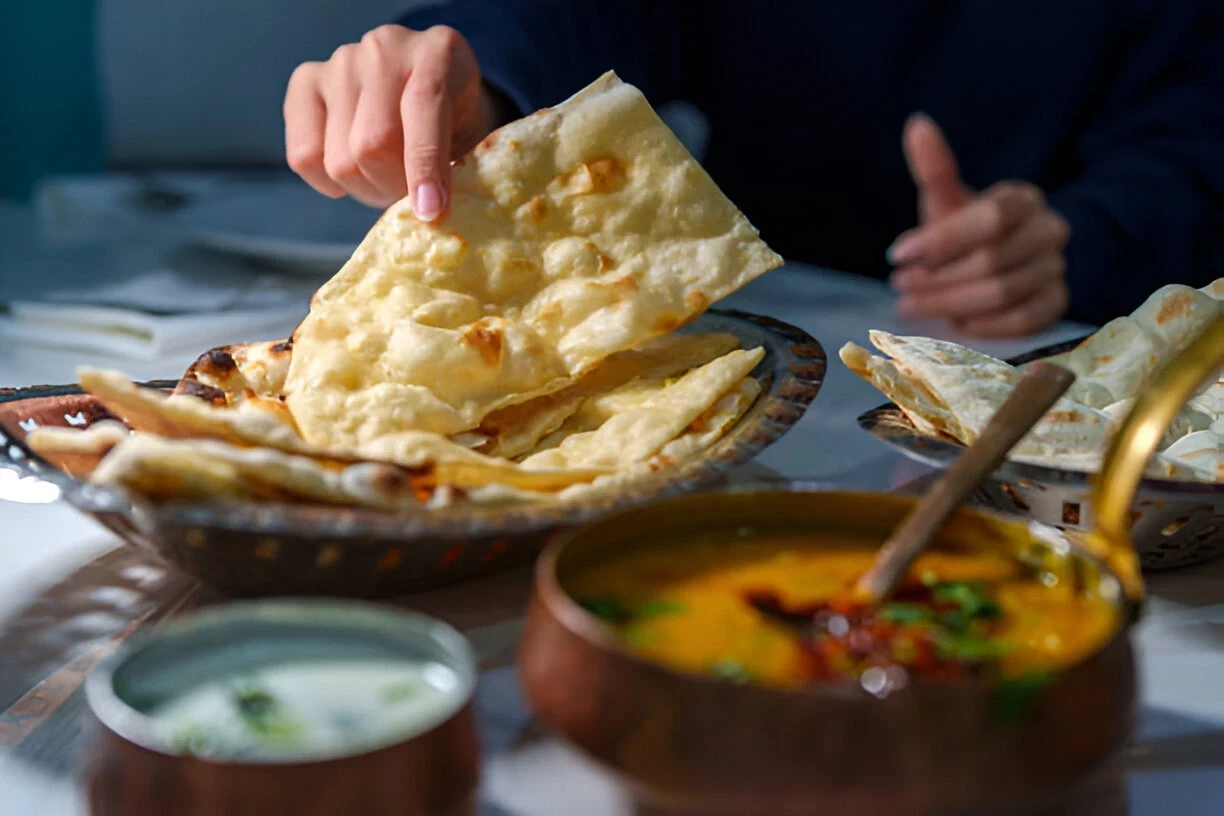 Mengenal 4 Jenis Roti India Populer: Naan, Chapati, Paratha, dan Papadam