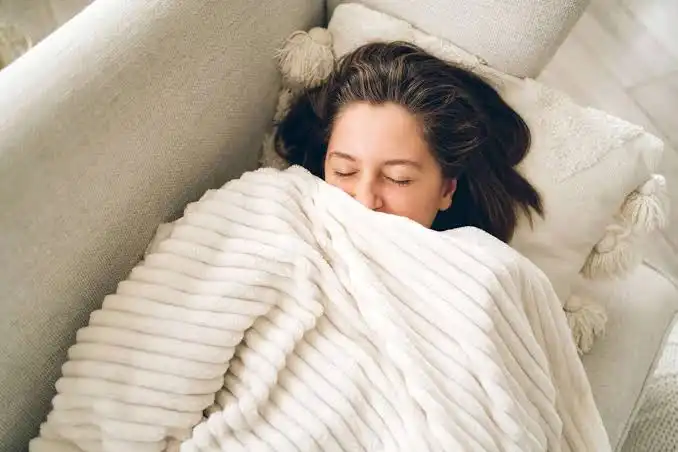 Tidur di Ruangan Terlalu Dingin, Ini yang Bisa Terjadi pada Tubuh