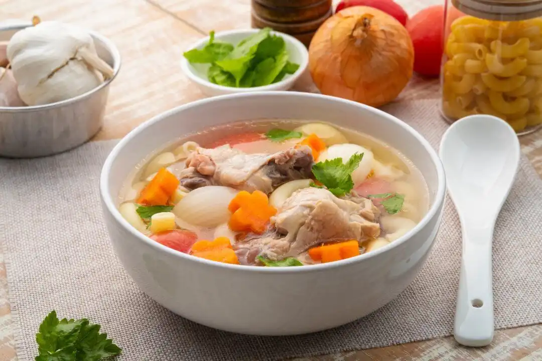 Menyeruput Sup Saat Sakit, Mengapa Makanan Hangat Bisa Membantu Tubuh Tetap Terjaga?