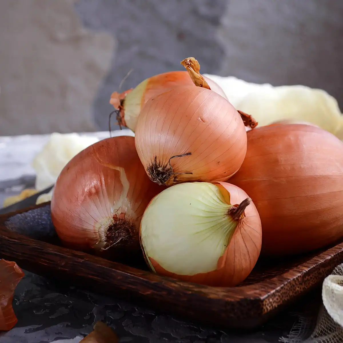 Bawang Bombay Putih, Kuning, dan Merah, Apa Perbedaan Rasa dan Penggunaannya?