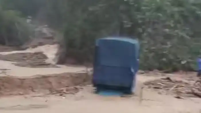 Jalur Lintas Sibolga–Tarutung di Sitahuis Kembali Dibuka Setelah Tertutup Longsor dan Banjir