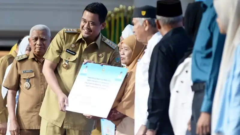Bobby Nasution Serahkan Hibah Rp200 Miliar ke 567 Penerima Manfaat; Rumah Ibadah, Mahasiswa hingga Lembaga Pendidikan