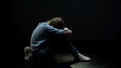 Takut Gelap Itu Wajar! Ini Penjelasan Ilmiah Kenapa Kita Masih Parno Saat Lampu Mati