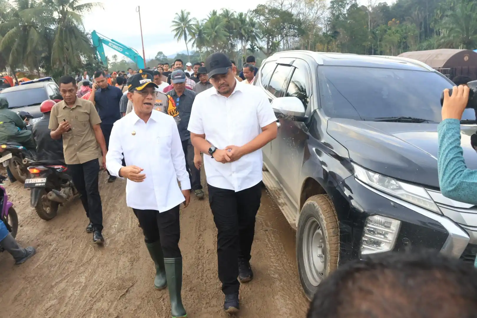 Di Tengah Duka Banjir Bandang, Bobby Nasution dan Gus Irawan Hadir dan Melayani Pengungsi