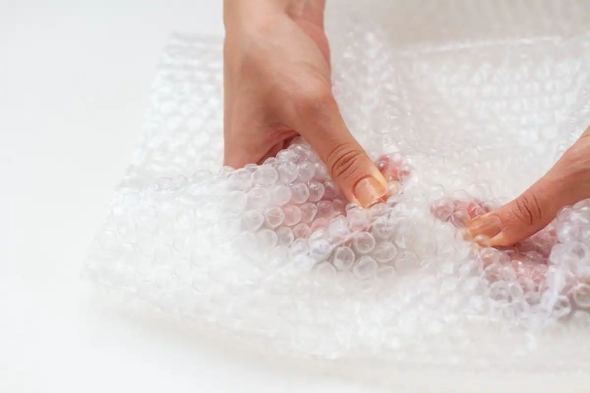 Kisah Bubble Wrap: Dari Gagal Jadi Wallpaper hingga Menjadi Pelindung Paket dan Pengusir Stres