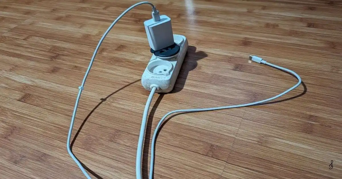 Kebiasaan Meninggalkan Charger Terpasang, Apakah Benar Bisa Membuat Listrik Boros?