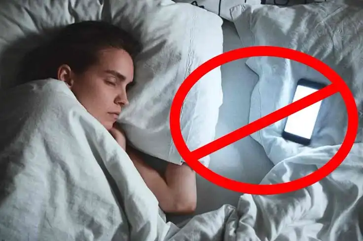 Alasan Mengapa Kamu Harus Berhenti Menaruh HP di Bawah Bantal