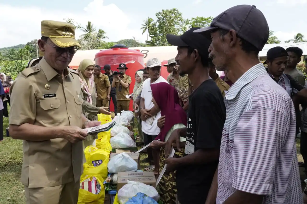 Jelang Lebaran, Bupati Tapsel Serahkan Bantuan Presiden untuk Korban Bencana di Huntara Simatohir