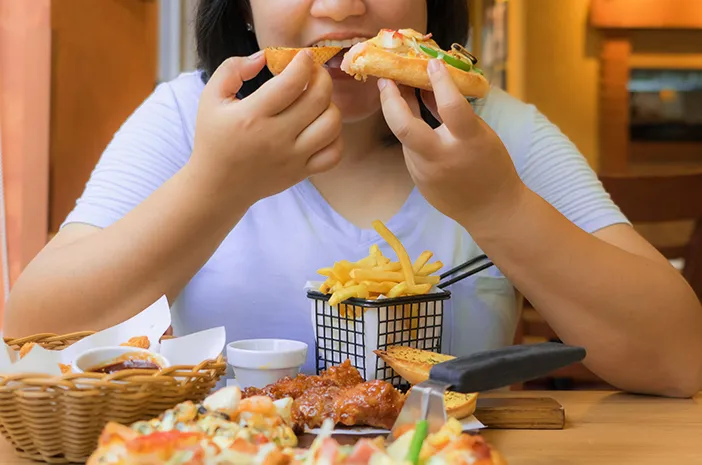 Benarkah Makan Terlalu Cepat Bisa Berdampak Buruk? Ini Penjelasan Ilmiahnya