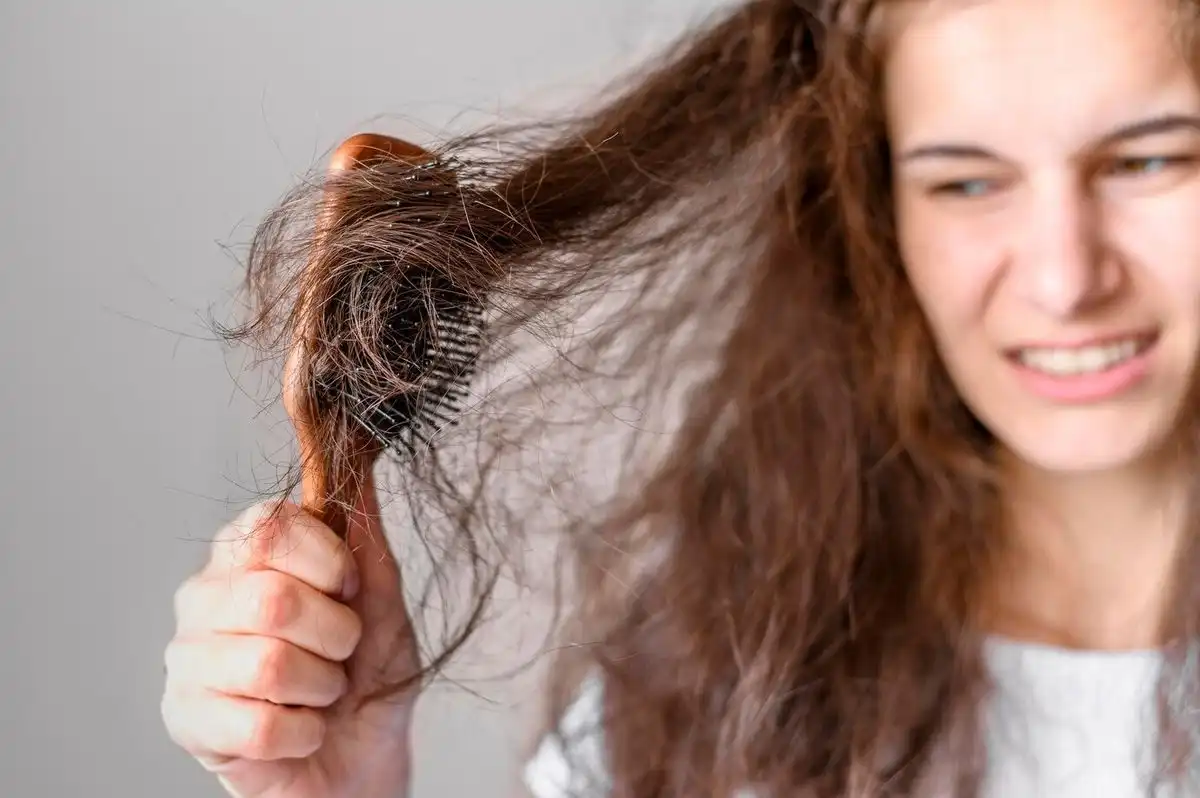 Kebiasaan Menyisir Rambut yang Sering Dilakukan Tanpa Disadari
