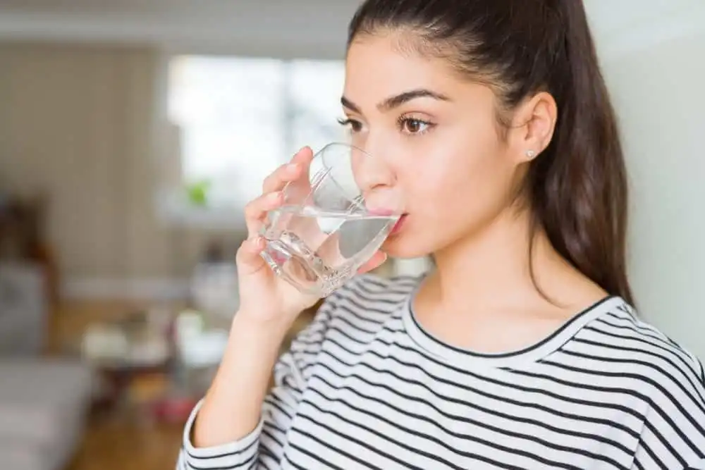Kurang Minum Air Bisa Memicu Tekanan Darah Turun, Benarkah?