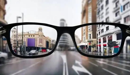 Dunia yang Blur: Bagaimana Kacamata Membantu Mata Melihat Lebih Jelas?