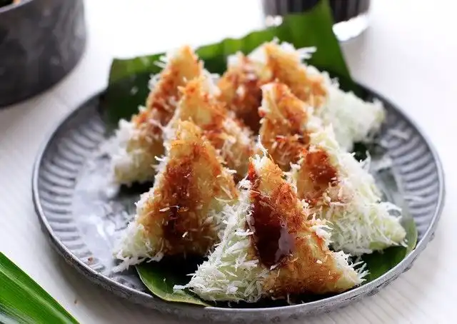 Lupis Disajikan dengan Kelapa Parut dan Gula Merah, Ini yang Membuat Rasanya Istimewa
