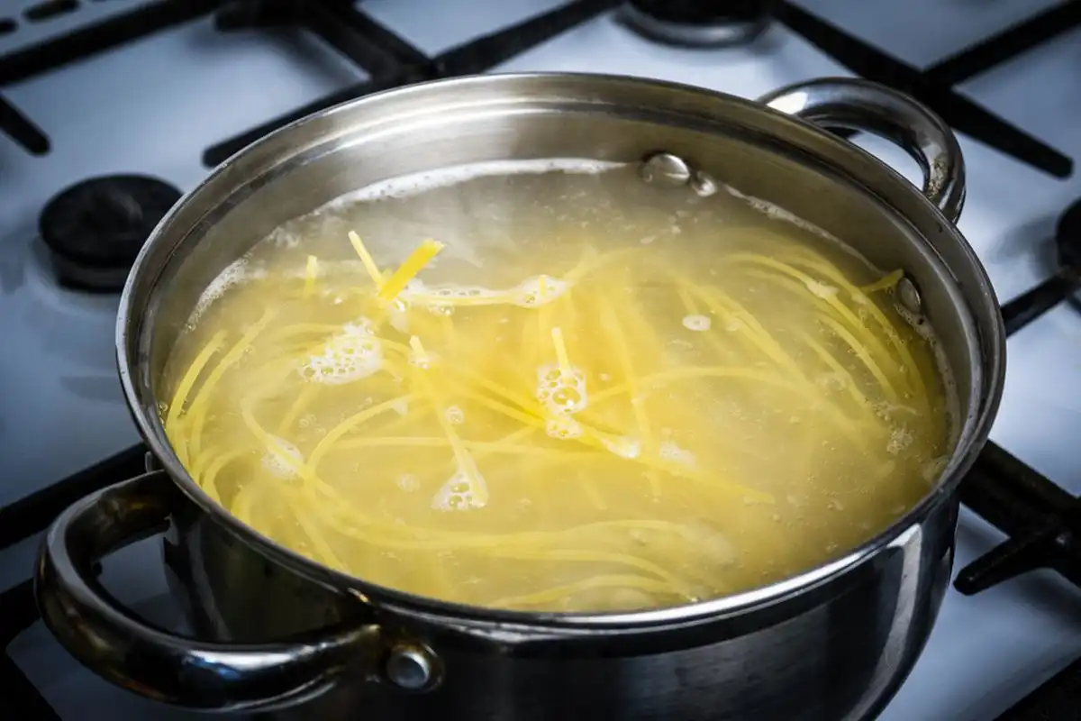 Benarkah Menambahkan Minyak ke Air Rebusan Bisa Mencegah Spageti Lengket? Ini Faktanya