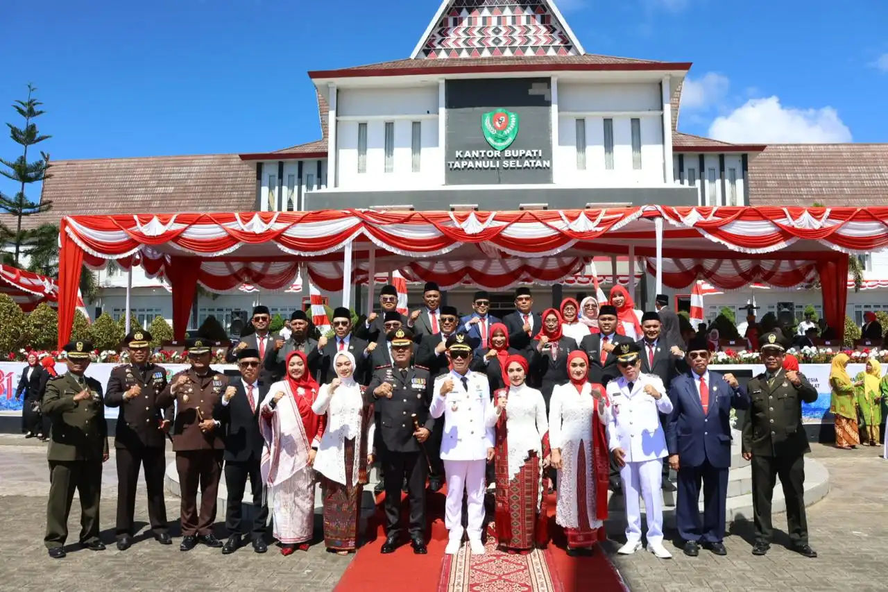 Bupati Tapsel Pimpin Upacara Detik-Detik Proklamasi HUT ke-81 Kemerdekaan RI