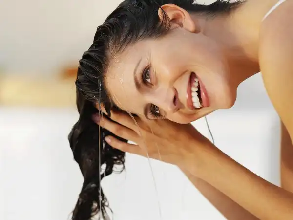 Dilema Rambut Lepek: Boleh Nggak Sih Keramas Tiap Hari?