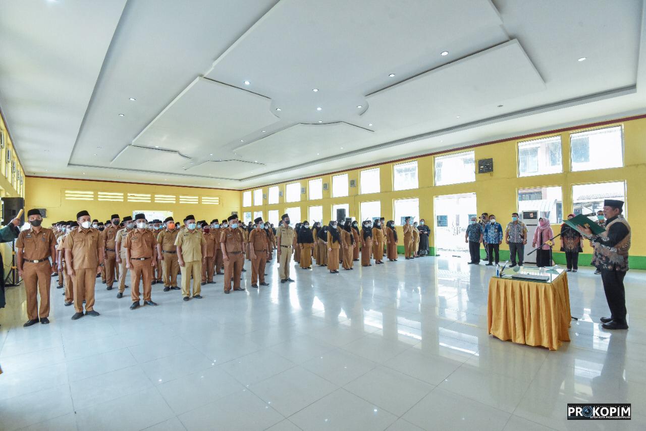 Wali Kota Padangsidimpuan Irsan Efendi Nasution mengukuhkan 182 Apratur Sipil Negara (ASN) Pejabat Fungsional di Lingkungan Pemerintah Kota Padangsidimpuan, Kamis (30/12/2021) di Gedung Adam Malik, Jl. Serma Liam Kosong.