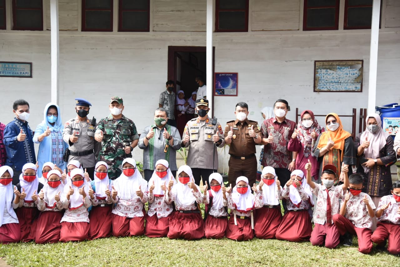 Hadiri Pelaksanaan Perdana Vaksinasi Anak Usia 6-11 Tahun, Bupati Tapsel : 37 Ribuan Anak Akan Divaksinasi