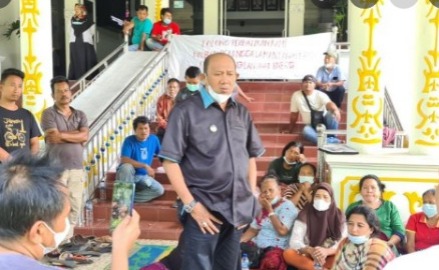 Sahuti Aspirasi, Plt Bupati Temui Warga yang Bermalam di DPRD