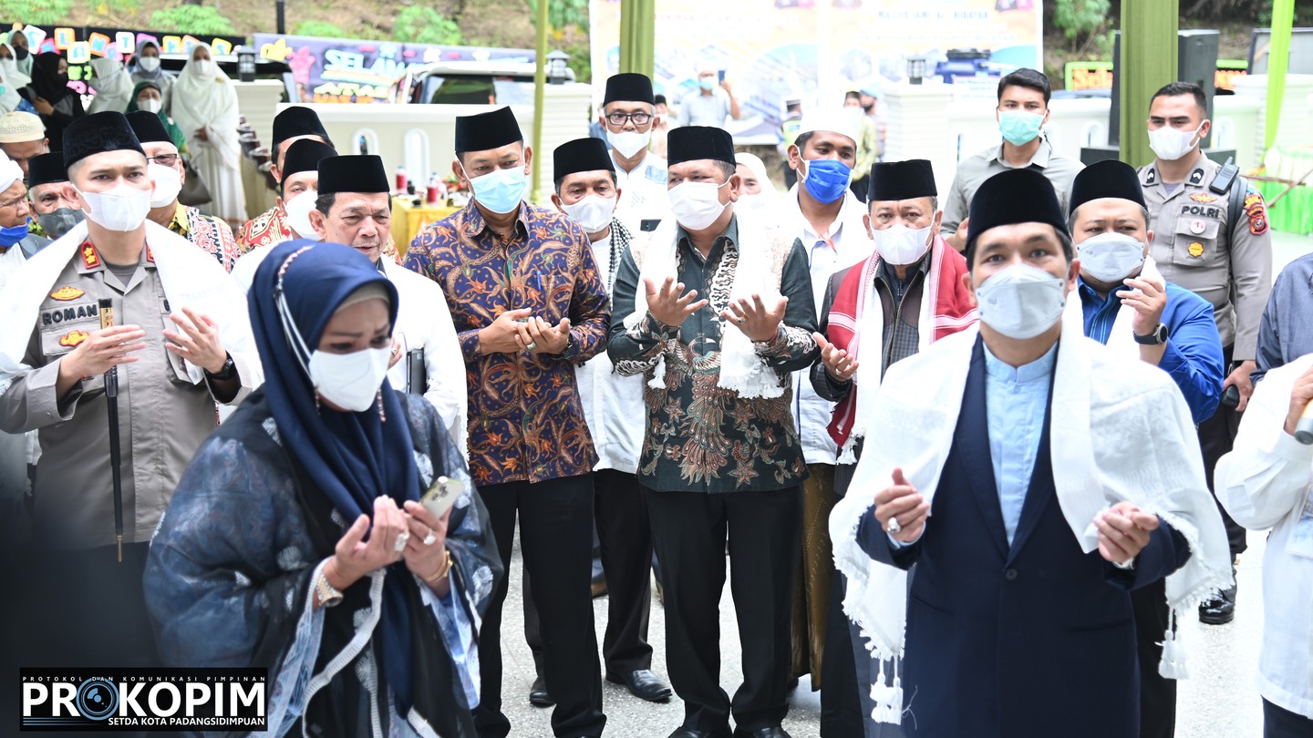Walikota Padang Sidempuan Irsan Efendi Nasution SH resmi menutup perhelatan Musabaqah Tilawatil Qur’an (MTQ) ke-XXI tingkat Kota Padang Sidempuan, Minggu  (6/3/2022) di Kaisar Waterpark Desa Joring Natobang Kec. Padang Sidempuan Angkola Julu.