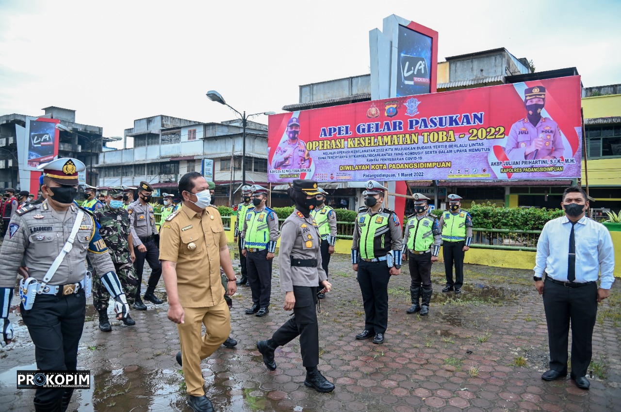 Kapolres Padang Sidempuan AKBP Juliani Prihartini, S.IK, M.H pimpin apel gelar pasukan “Ops Keselamatan Toba 2022 di halaman bolak dalam rangka meningkatkan kesadaran dan kepatuhan dalam berlalu lintas serta menurunkan angka pelanggaran dan kecelakaan lalu lintas serta penyebaran Covid-19 khususnya di wilayah Kota Padang Sidempuan, hari selasa pagi pukul 08.30 Wib, (01/03/2022).