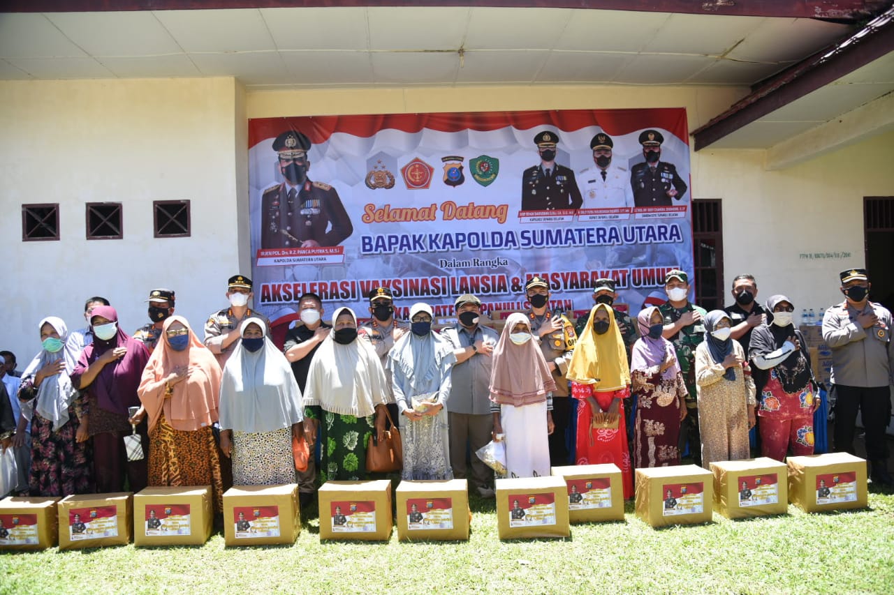 Bupati Tapsel Dampingi Kapoldasu Saat Tinjau Vaksinasi Massal Serentak Bagi Lansia dan Masyarakat Umum