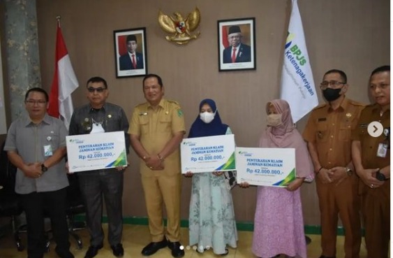 Wali Kota Irsan Efendi Nasution, SH membuka kegiatan Sosialisasi BPJS Ketenagakerjaan secara virtual di Kantor BPJS Ketenagakerjaan Kota Padang Sidempuan