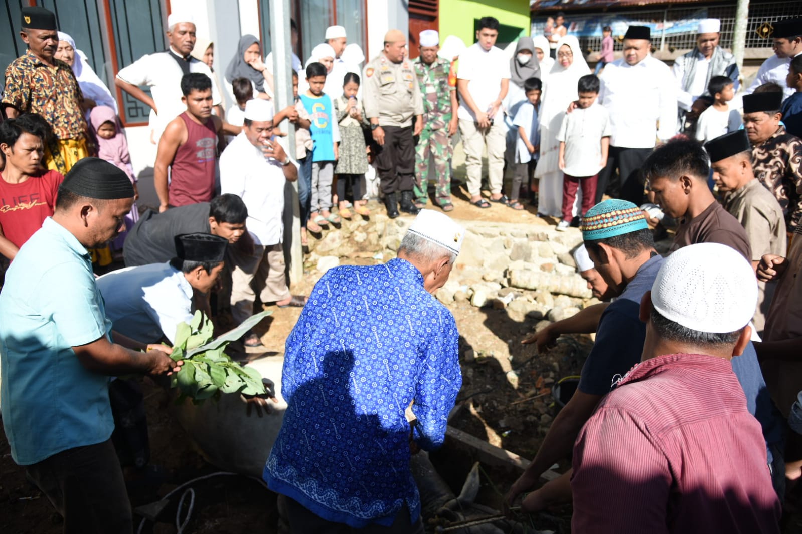 Pemkab Tapsel Serahkan 72 Hewan Kurban ke Masyarakat