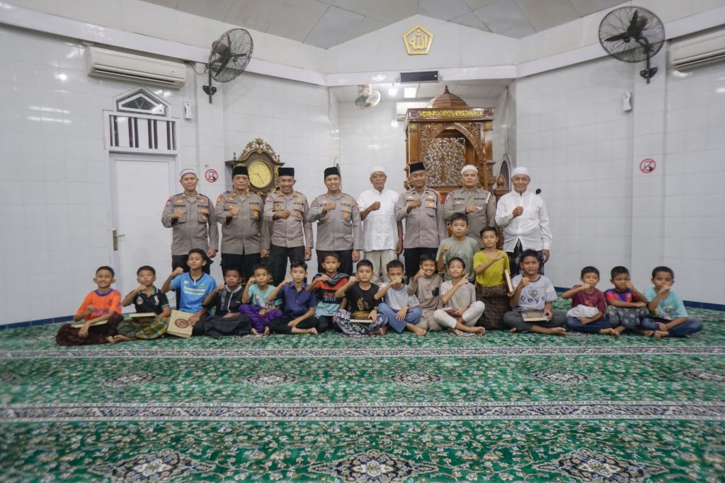 Sholat Isya Dan Tarawih Di Masjid Raya Samora, Kapolres Sidimpuan Ajak Jamaah Awasi Anak Terkait Kenakalan Remaja