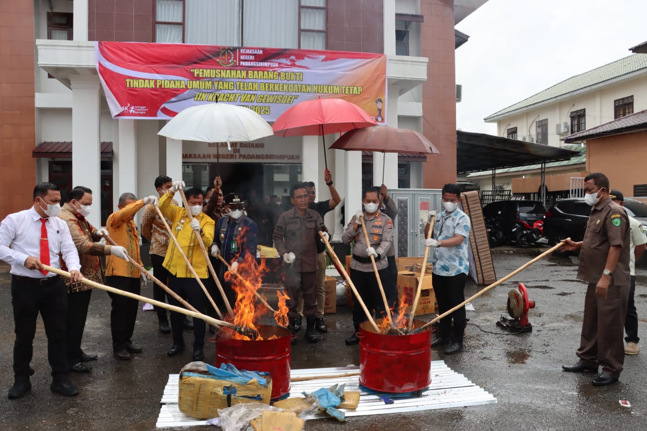 Pemusnahan Barang Bukti Tindak Pidana Umum Yang Telah Berkekuatan Hukum Tetap (In Kracht Van Gewijsde) Tahun 2025 Kejaksaaan Negeri Kota Padangsidimpuan.