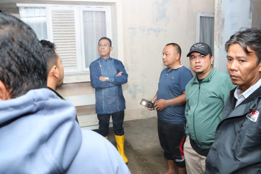Bupati Tapsel Jenguk Korban Banjir di Puskesmas Batang Toru, Tegaskan Pelayanan Maksimal
