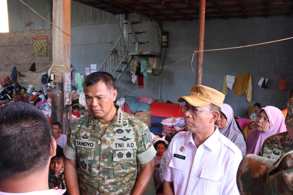 Wakil Panglima TNI Tinjau Lokasi Banjir Bandang dan Longsor di Tapanuli Selatan