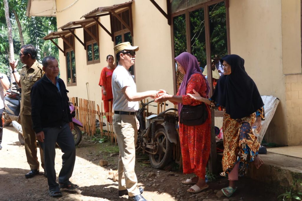 Bupati Tapsel Tinjau Pengungsian di Desa Tandihat, Sapa Warga dan Pastikan Penanganan Bencana Berjalan