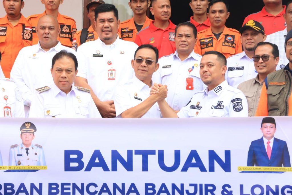 Wujud Solidaritas Dalihan Natolu, Pemkab Paluta Serahkan Bantuan untuk Korban Banjir dan Longsor Tapsel