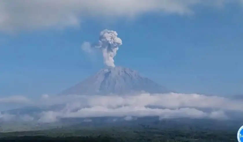 Gunung Semeru Erupsi 3 Kali, Radius Letusan Sampai 1 Kilometer
