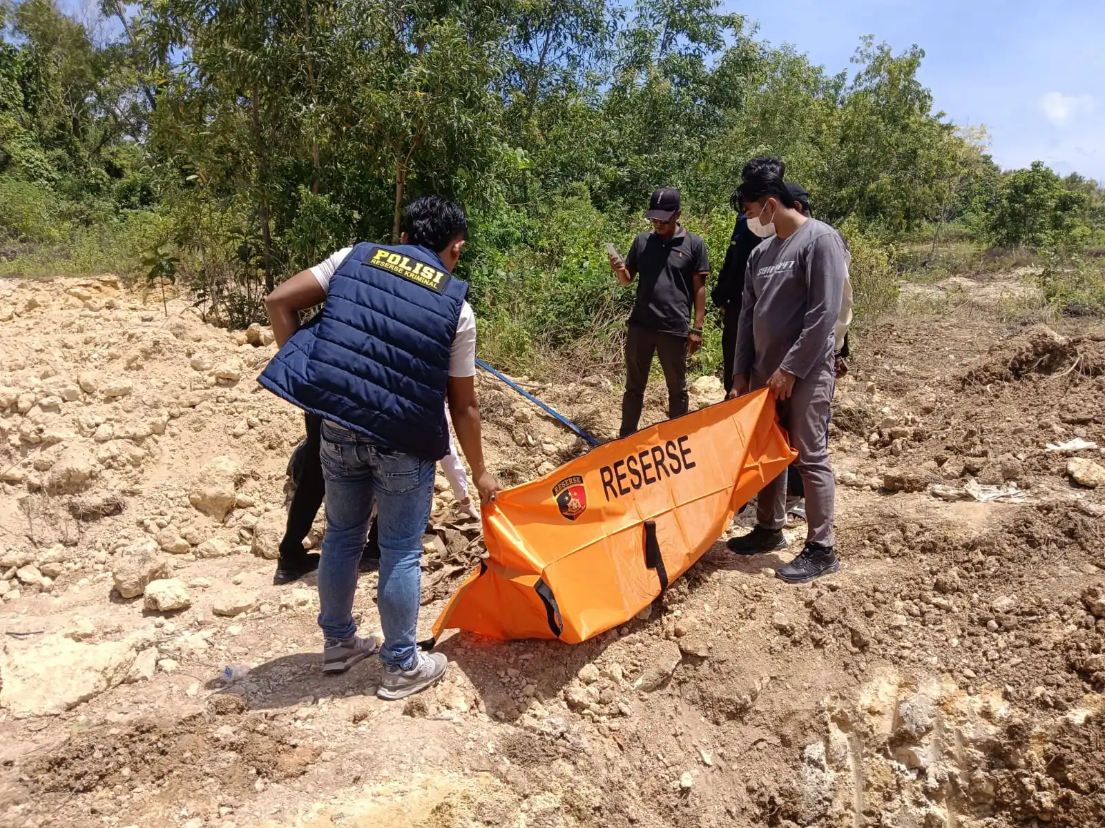 Kerangka Manusia Ditemukan di Lubang Galian C Camplong Sampang