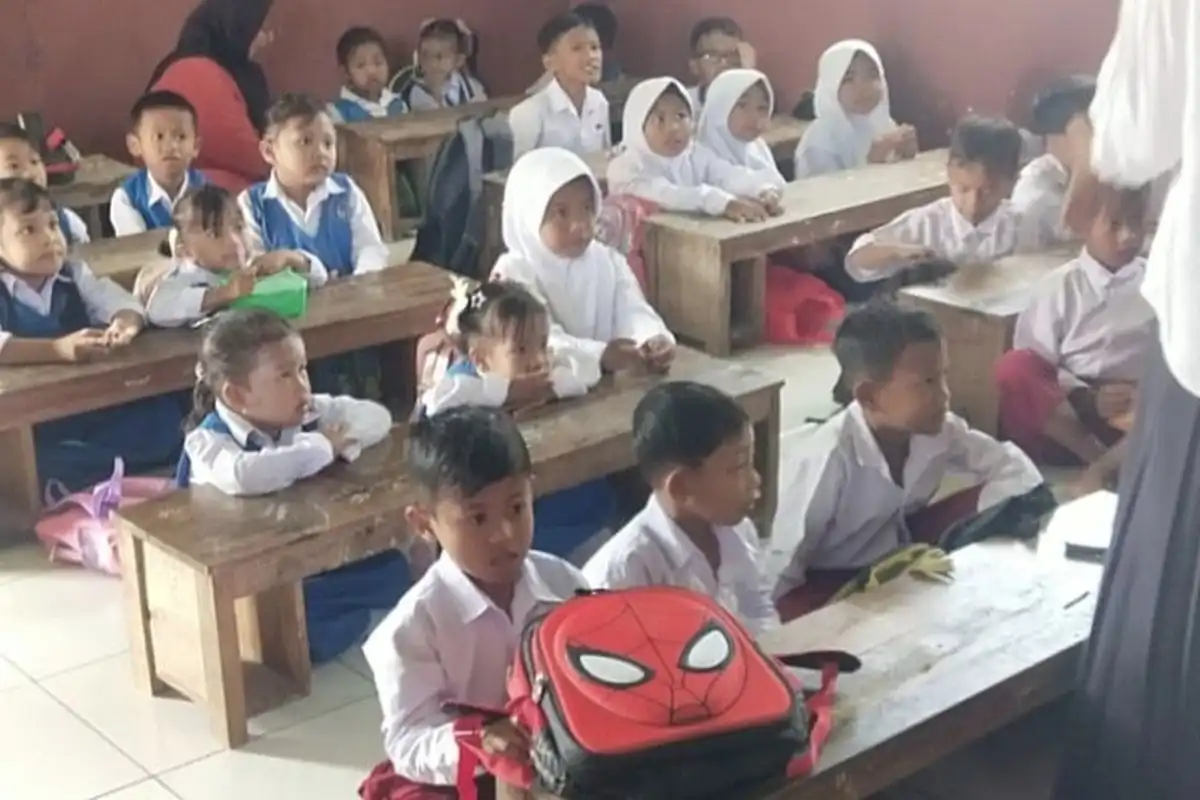 Puluhan Siswa SD  Ambruk di Bangkalan Numpang Belajar di Gedung Madrasah Diniyah