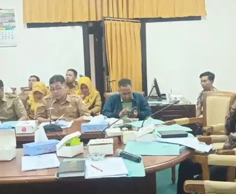 Tangis Guru PPPK Paruh Waktu Pecah di Gedung DPRD Sampang: Gaji Kami Rp265 Ribu Per Bulan