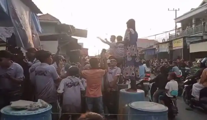 Warga Pesisir Selatan Pamekasan Gelar Tradisi Per-peran, Arus Balik ke Surabaya Macet