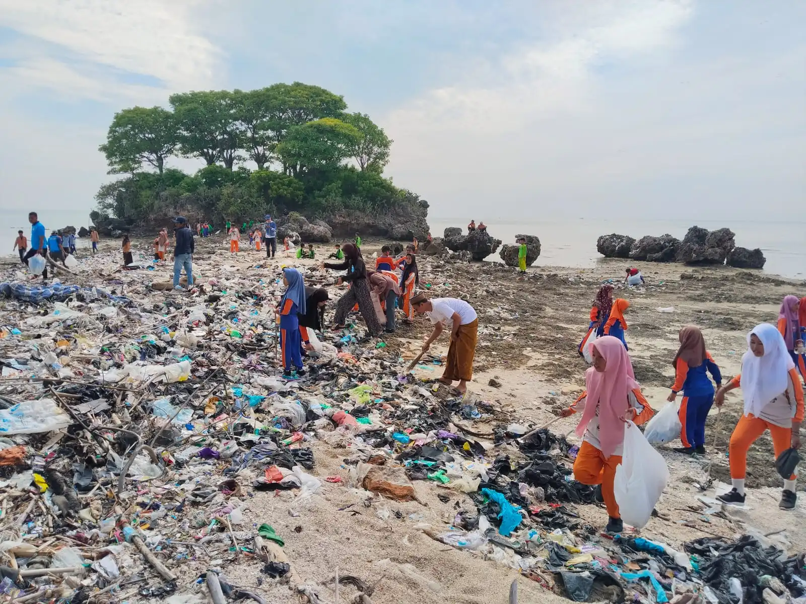 Sambut Ramadan, Ratusan Pelajar Pulau Mandangin Gelar Aksi Bersih-Bersih Pantai