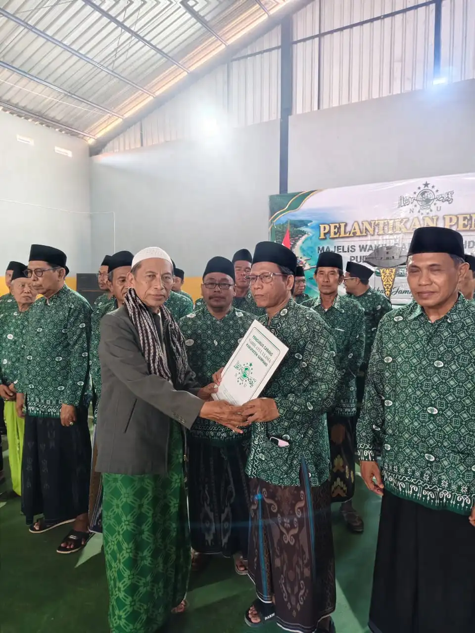 Pengurus MWCNU Pulau Mandangin Dilantik, Kiai Itqon: Perkuat Organisasi dan Pelayanan Umat