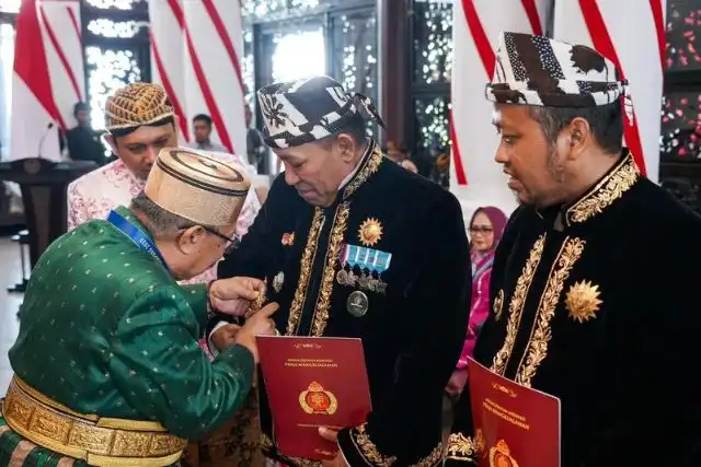 Festival Adat Budaya Nusantara VI, Bupati-Wakil Bupati Sampang Dianugerahi Gelar Tumenggung dan Panji