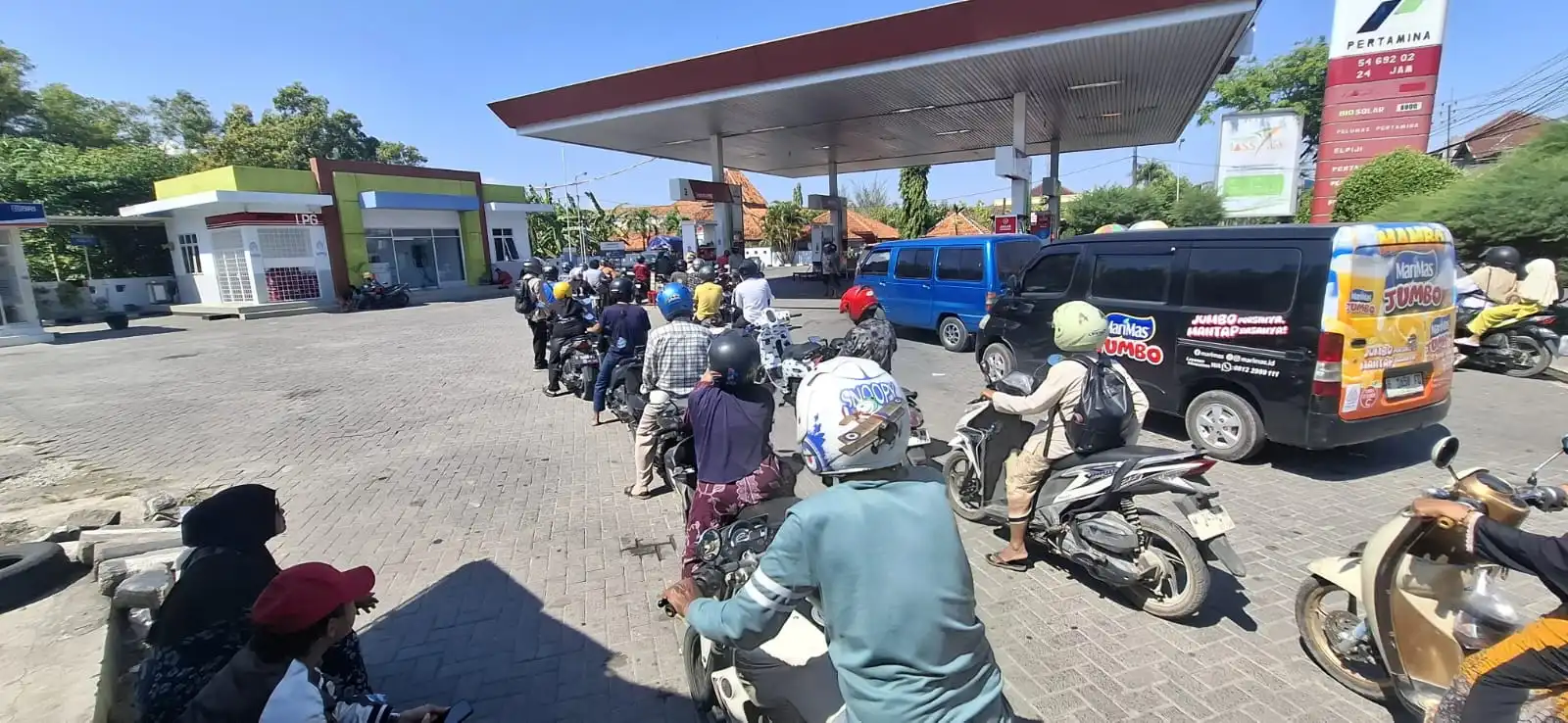 Antrean di SPBU Masih Mengular, Pemkab Sampang Usulkan Tambahan Kuota BBM Bersubsidi