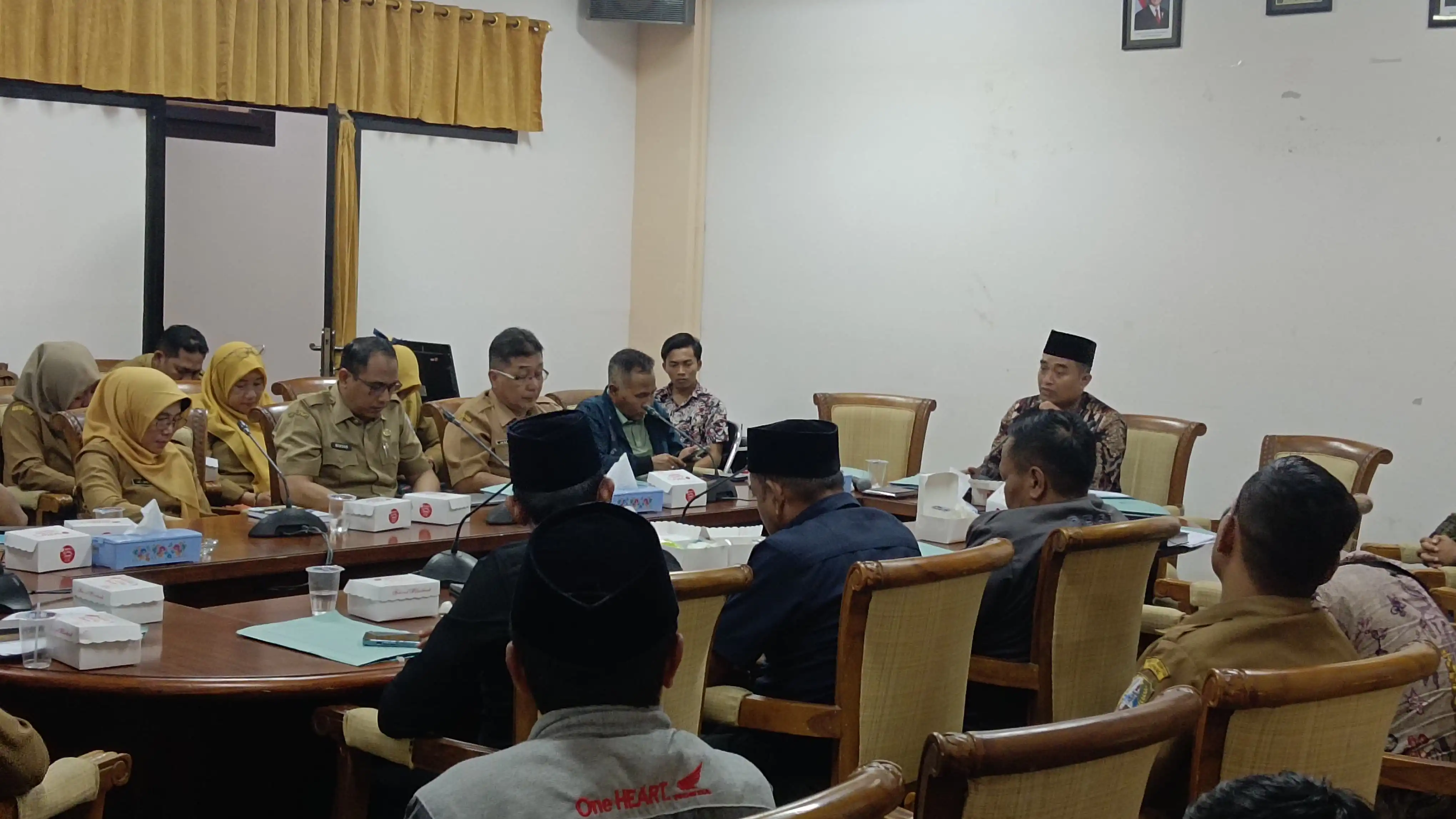 Guru PPPK Paruh Waktu Datangi DPRD Sampang, Tuntut Kesejahteraan dan Pengalihan Status