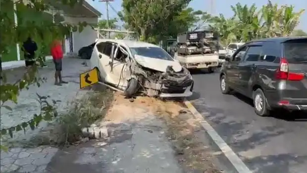 Tabrakan Calya Vs Truk di Bangkalan, 4 Penumpang Dievakuasi ke RS