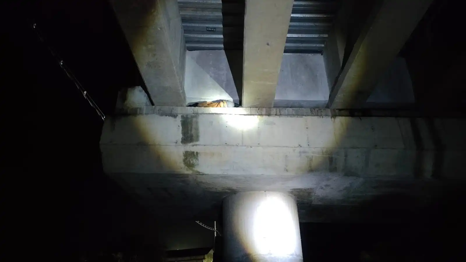 Pemuda Ditemukan Tergeletak di Bawah Jembatan JLS Sampang