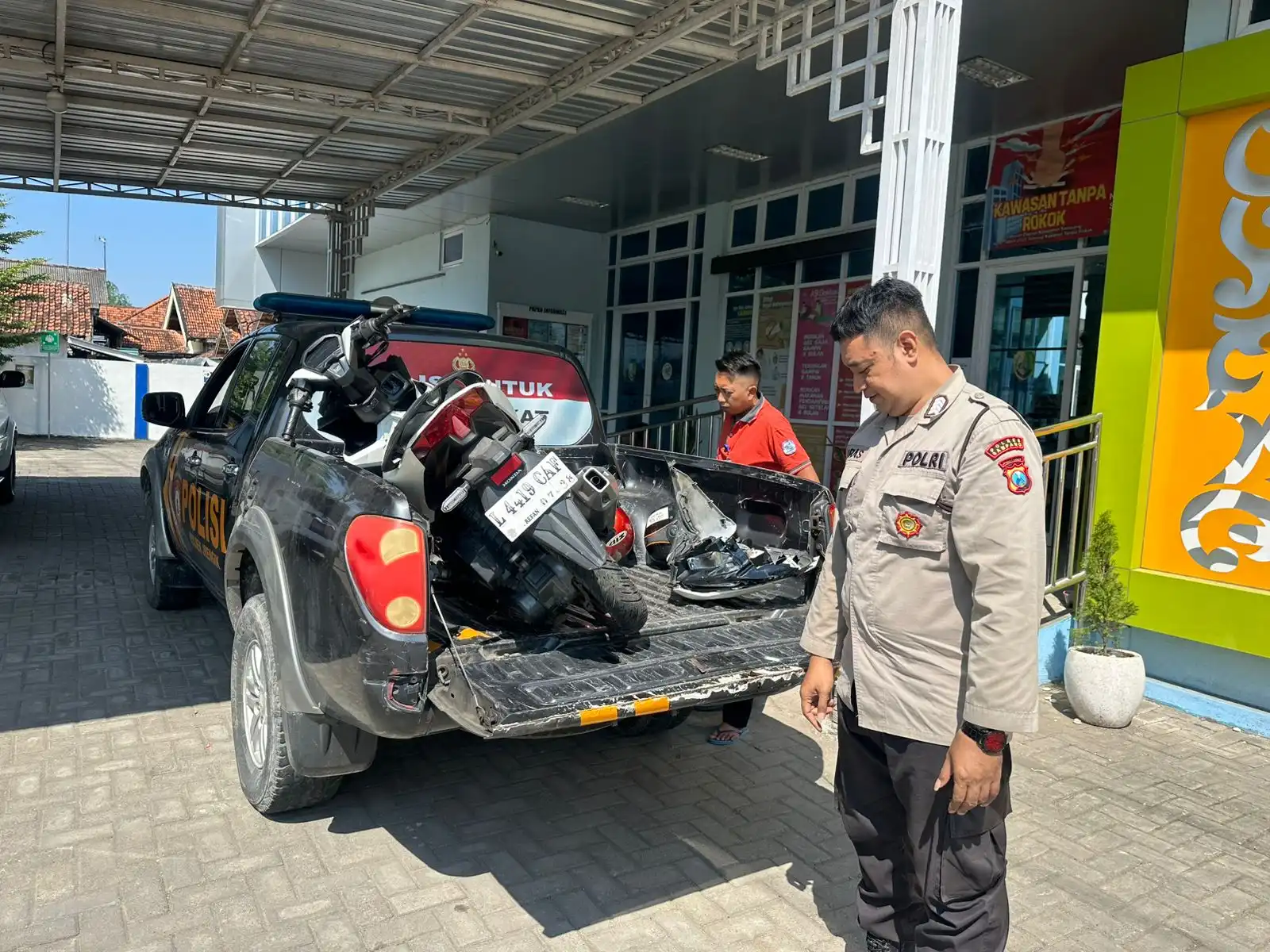 Pemotor Tabrak Tiang di Jalan Raya Jrengik, 1 Meninggal dan 1 Luka Berat