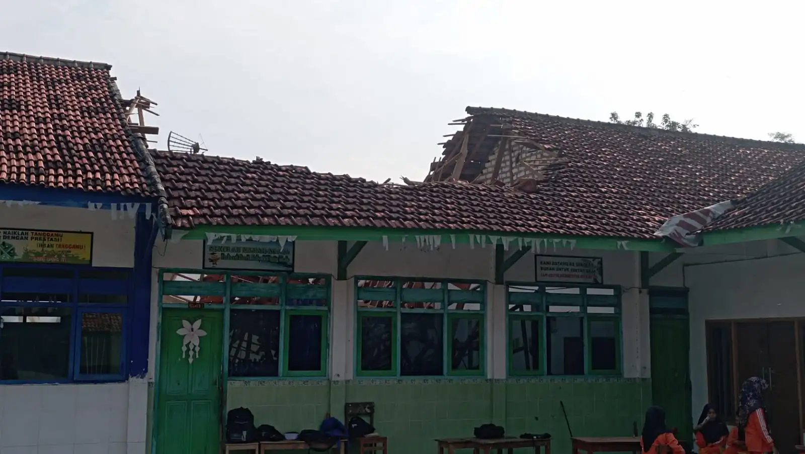 Pasca Ambruk, SDN Pangilen Terpaksa Lakukan KBM di Luar Kelas