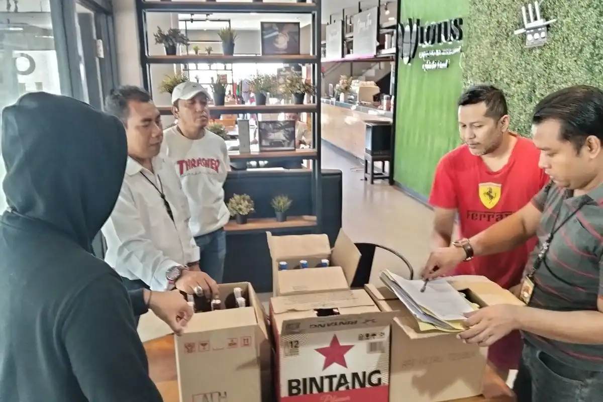 Kafe di Sumenep Dirazia, 48 Botol Miras Disita Polisi