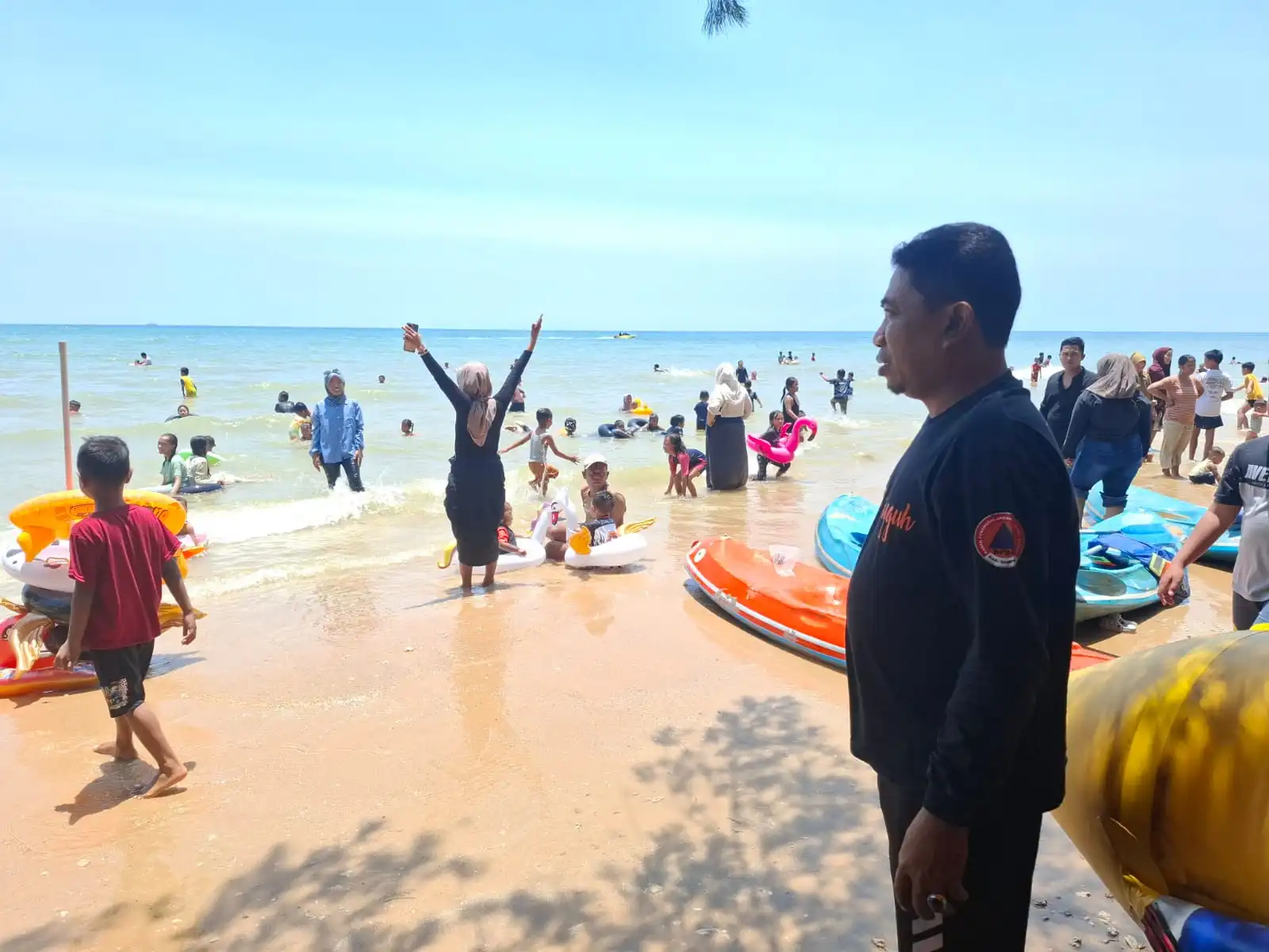 Antisipasi Lonjakan Ribuan Wisatawan, BPBD Sampang Siagakan Personel di Pantai Lon Malang